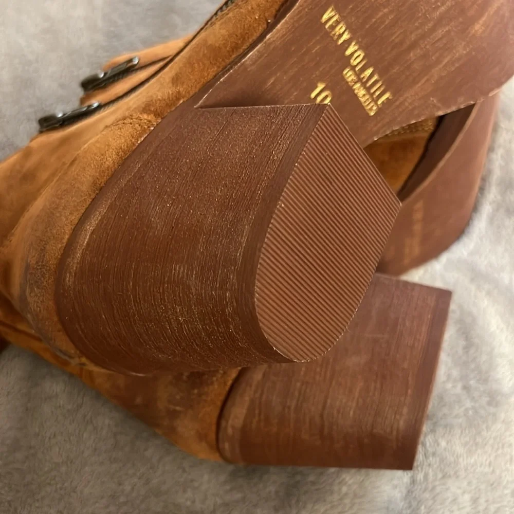 VERY VOLATILE BANDIT SUEDE ANKLE BOOT IN TAN‎